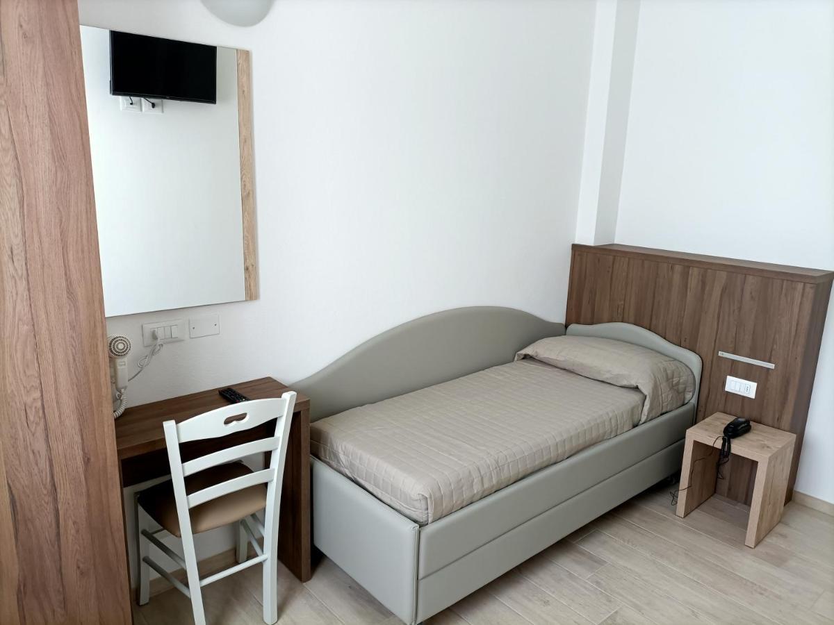 Hotel Bed & Book Римини Экстерьер фото