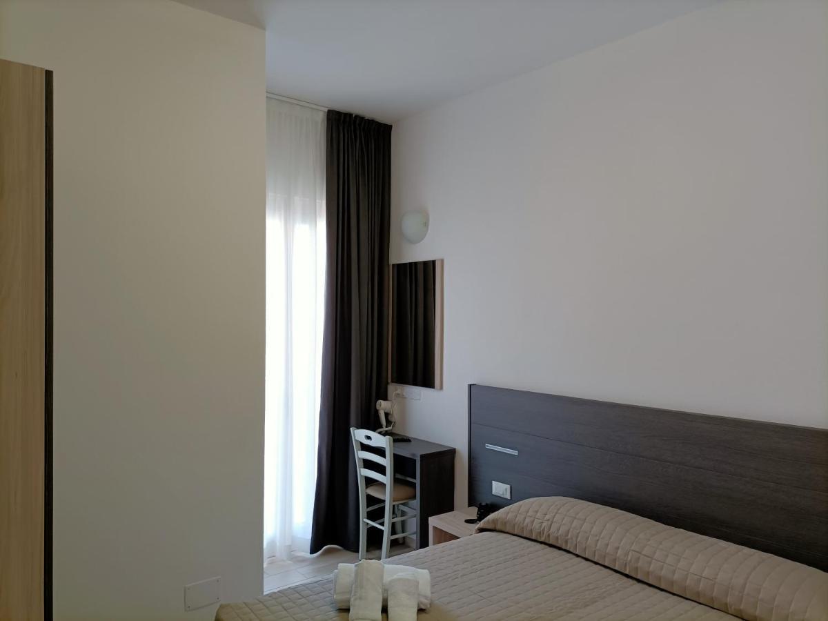 Hotel Bed & Book Римини Экстерьер фото