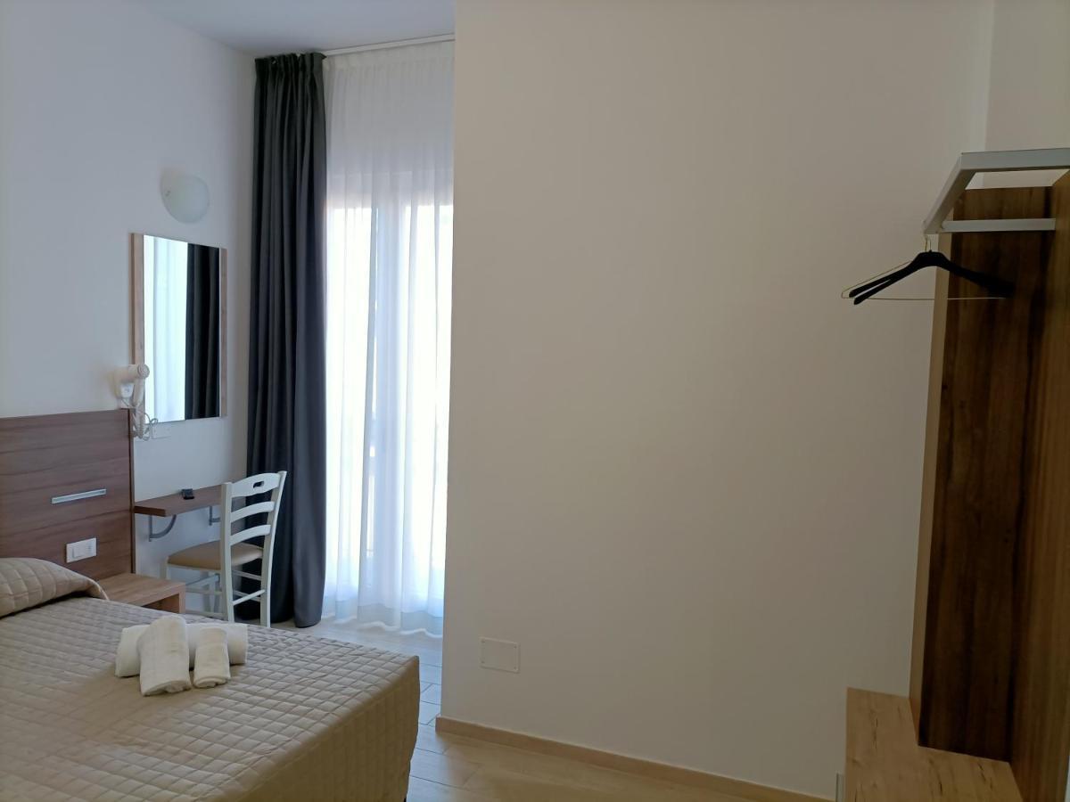 Hotel Bed & Book Римини Экстерьер фото