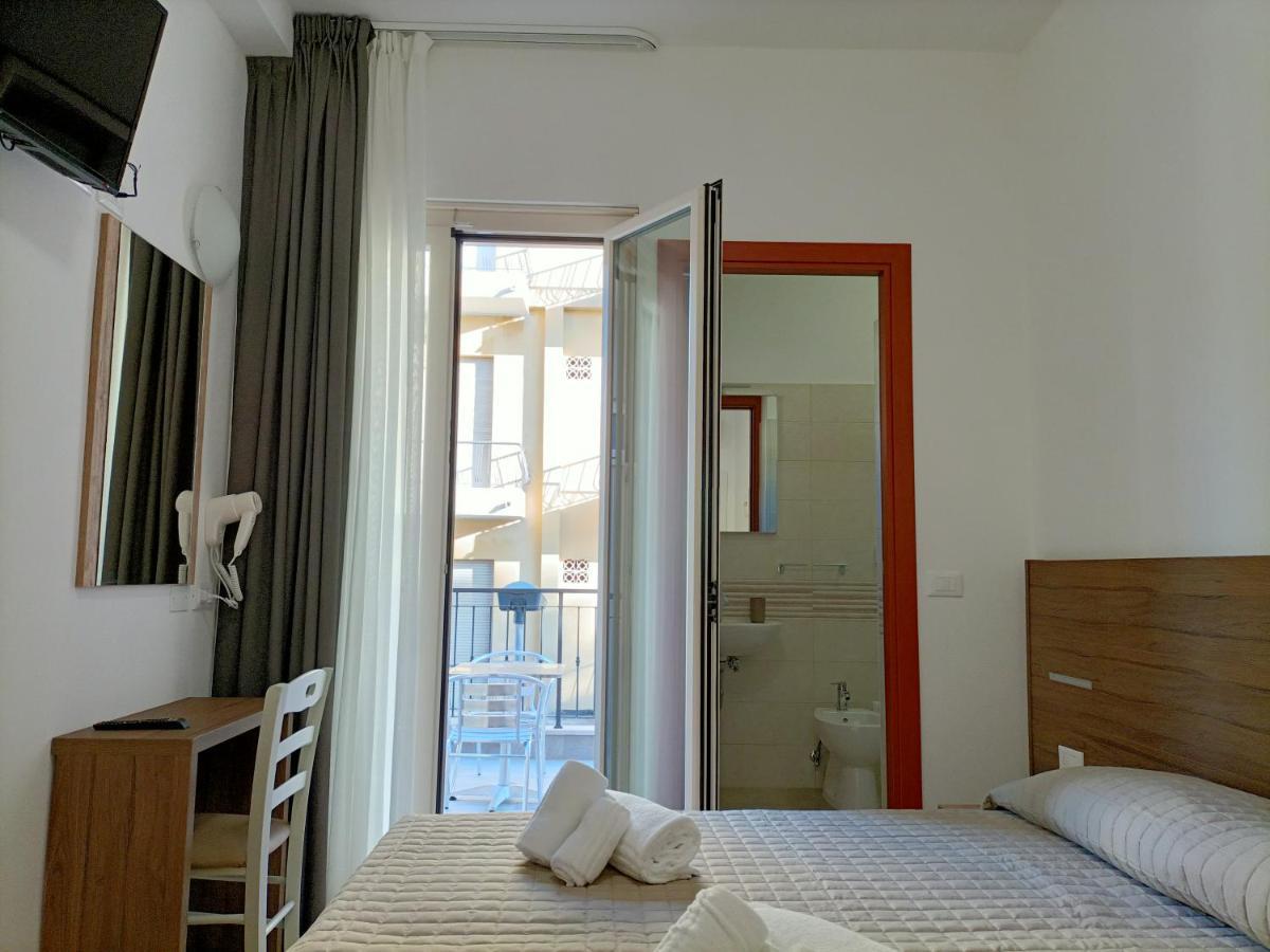 Hotel Bed & Book Римини Экстерьер фото